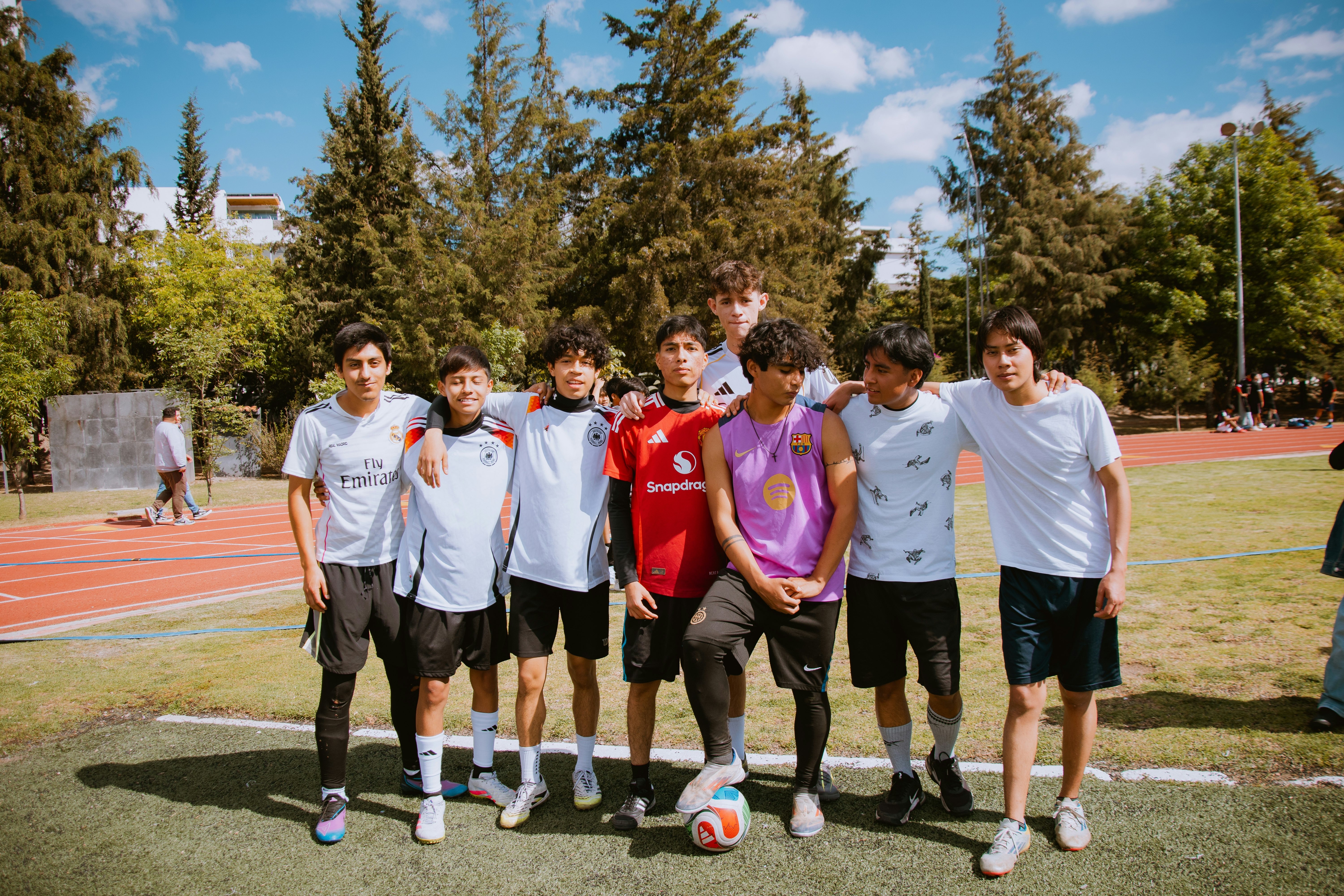 篮球湖人锁定比赛胜局，球迷狂喜